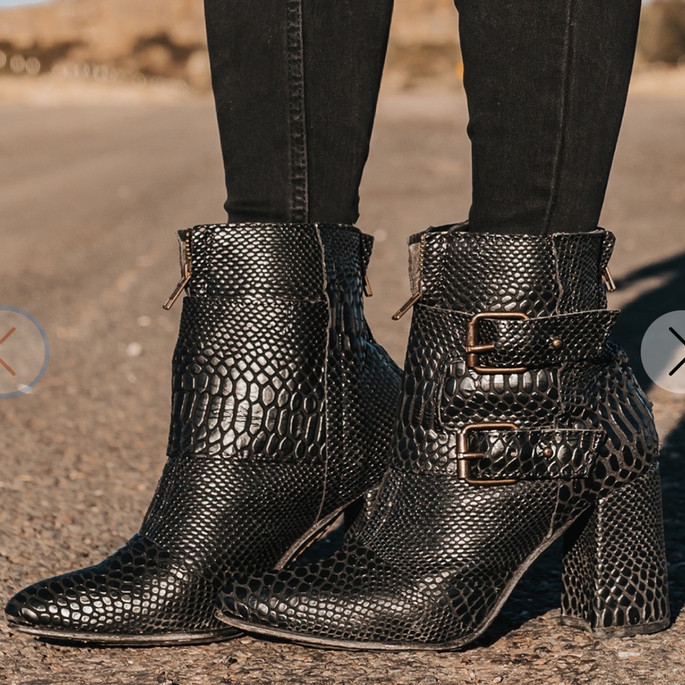 FreeBird by Steven Joey boot in black snakeskin EUC!